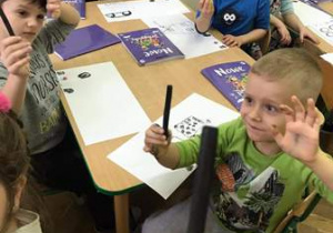 Dzieci rysują węglem